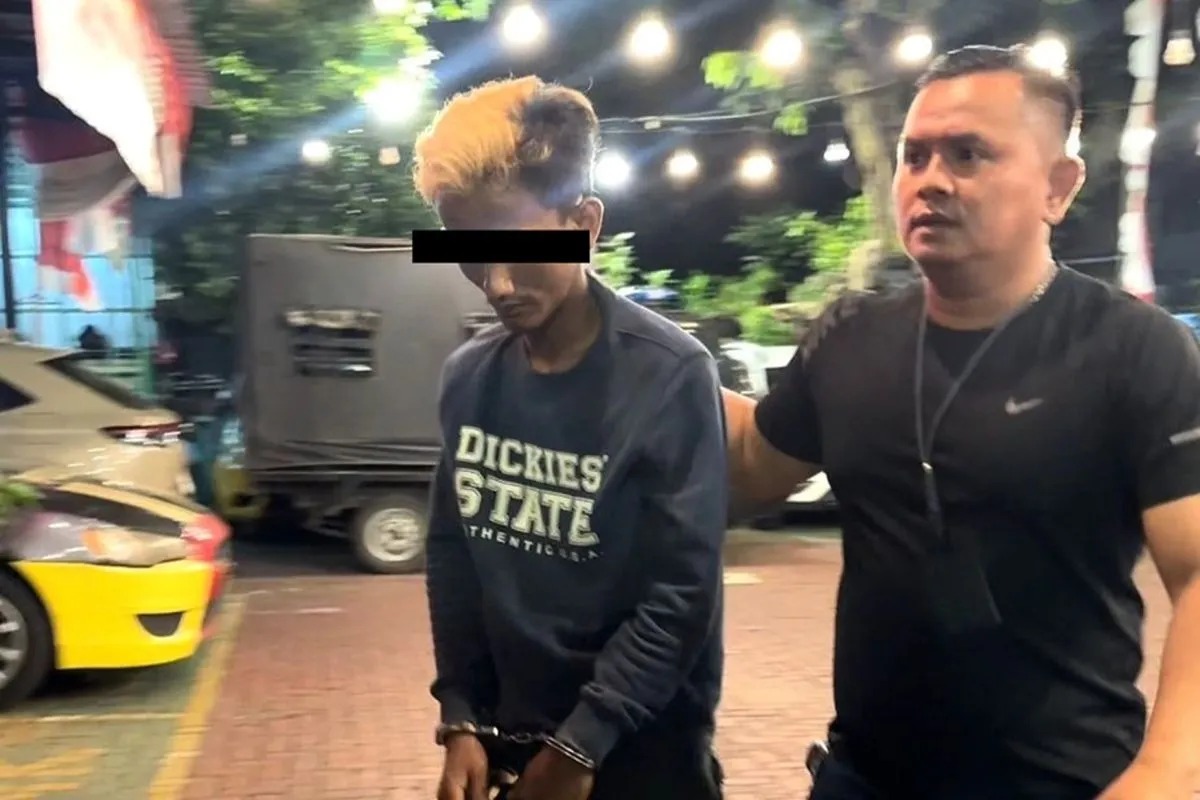 Petugas Polsek Tambora membekuk seorang pria berinisial AS (27) yang membobol pintu mobil pick up milik warga Tambora, Jakarta Barat, Jumat (1/8). (Dok. Polres Jakbar)